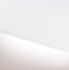 Письменный стол: стеклянная столешница, глянцевые лакированные боковины и подтоп, опоры и колонна обтянуты кожей, встроенная ПРАВАЯ боковая приставка